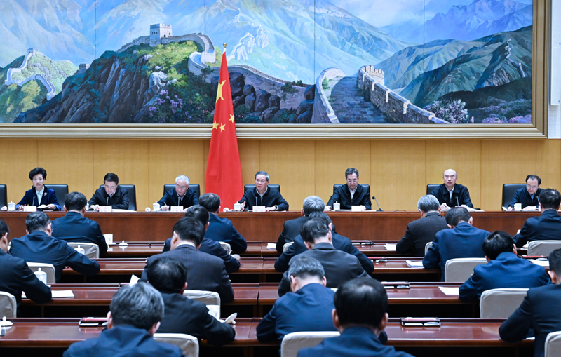 李强主持召开国务院第八次全体会 深入学习贯彻习近平总书记在全国两会期间的重要讲话精神等